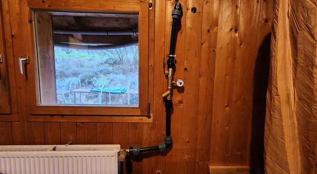 Hier kommst das Heizungsrohr vom Meiler an, welches dann das warme Wasser in die Heizung befördert.