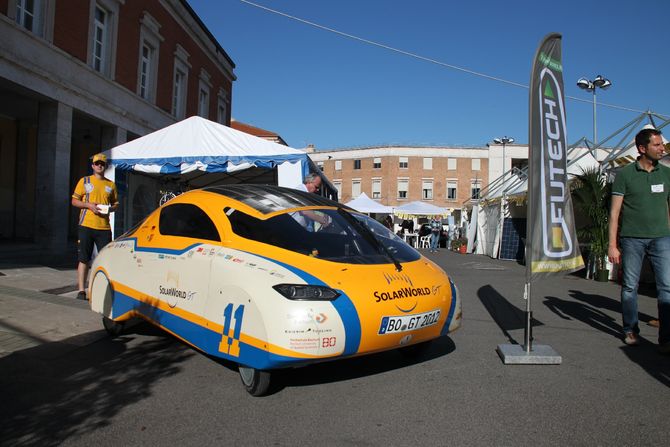 SolarWorld GT auf der Piazza del Popollo in Latina