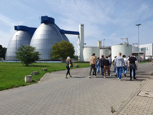 Gruppe vor Kühlturm
