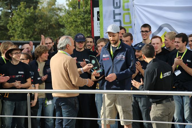 Teamchef Max Ehl bekommt den Sieger-Pokal