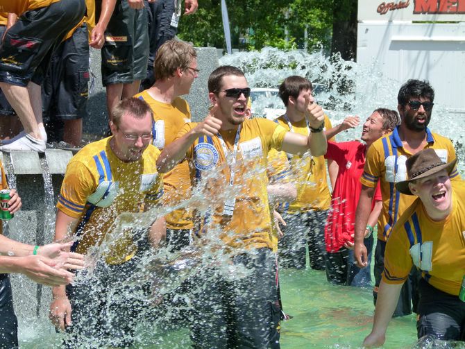 Tim Skerra im Brunnen