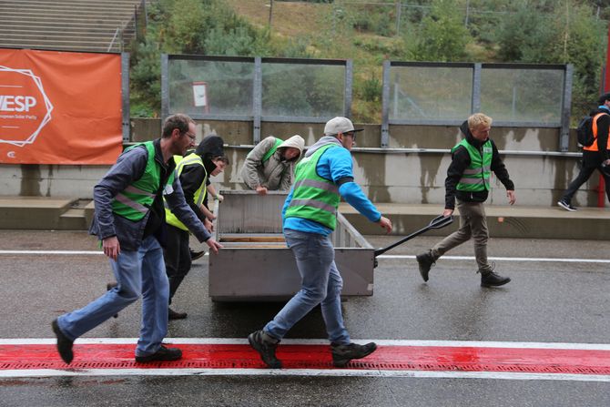 Das Siegerpodest wird ins Trockene gebracht