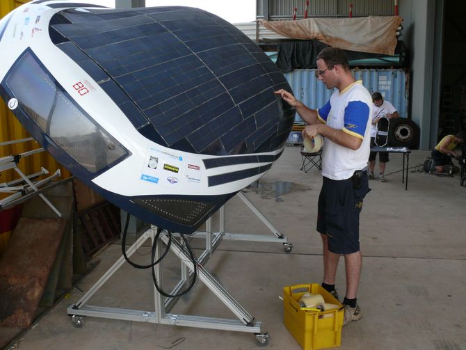 Marcus Ellinghaus säubert den Solargenerator des BOcruiser