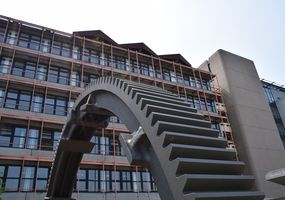 Großes Zahnrad vor Gebäude der Hochschule Bochum