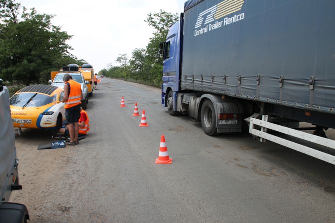 Der Schwerlastverkehr auf dieser Straße schlängelt sich im Schritttempo am Team vorbei.