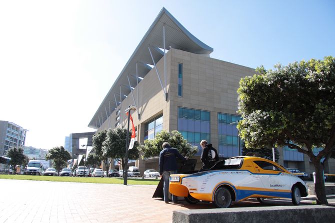 Das Team vor dem National Museum Neuseelands, um die Batterien vor der Verschiffung zu laden