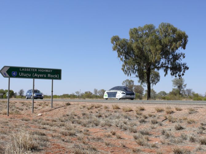 Vorbei am Abzweig zum Uluru