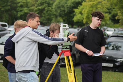 Schüler testen Vermessungsinstrument