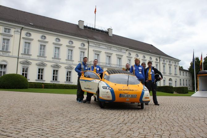 Das Team samt dem GT vor Schloss Bellevue