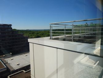 Die Anbau Box der Saatgutbibliothek auf der Terrasse der Fachbibliothek Wirtschaft