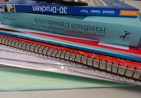Stapel Arbeitsmaterial mit Zeitschriften und Büchern