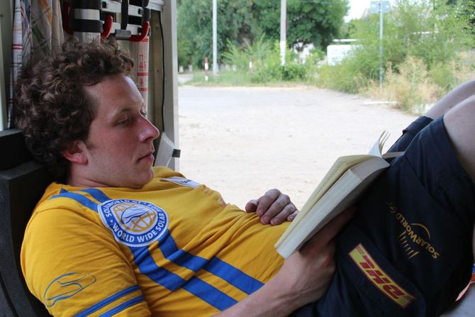 Arne Austing nutzt die freier Zeit beim Ladestopp für eine Lesepause