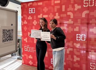 zwei Mädchen mit Schildern für mehr Gleichstellung