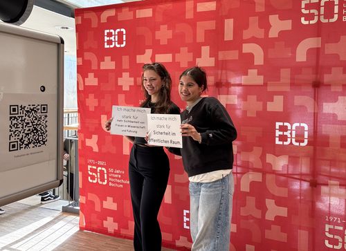 zwei Mädchen mit Schildern für mehr Gleichstellung