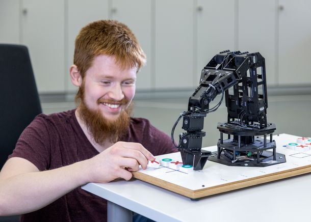 Neben dem automatisierten Fahren ist ein weiterer Schwerpunkt im Masterstudium die Robotik. Neben dem automatisierten Fahren ist ein weiterer Schwerpunkt im Masterstudium die Robotik.