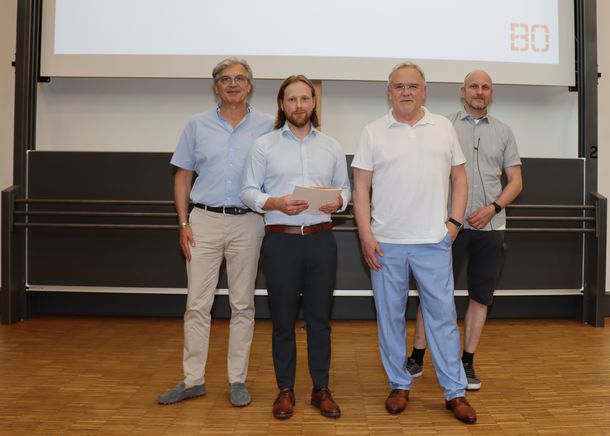 Gratulierten Dr. Luca Marco Ofiera zum erfolgreichen Abschluss seiner Promotion: Prof. Dr. Christian Kazner, Prof. Dr. Bernd Nolting und Prof. Dr. Karsten Dörendahl.