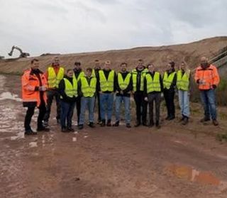 Gruppenbild der Tagungsteilnehmer während Baustellenbesichtigung der A 14