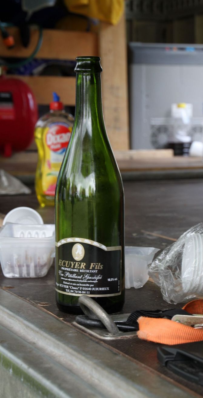 Leckerer Wein aus der Region, der gestiftet wurde. Natürlich durften die Fahrer nur einen ganz kleinen Schluck trinken Leckerer Wein aus der Region, der gestiftet wurde. Natürlich durften die Fahrer nur einen ganz kleinen Schluck trinken