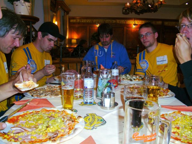 Das Team in gemeinsamer Runde zum Abendessen