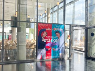 Plakat an Mensa Fensterscheibe