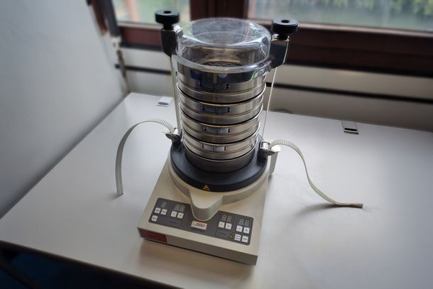 Vibrating screening machine (Analysette 3 – Fritsch)