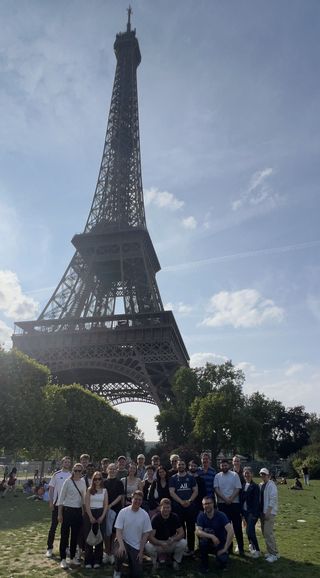 Gruppenfoto vor dem Eiffelturm