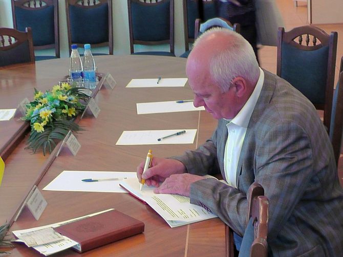 Der stellvertretende Bürgermeister unterzeichnet das Rote Buch
