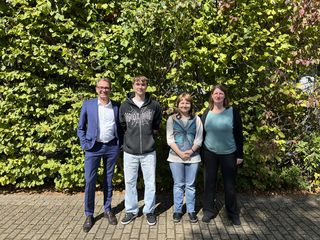 Markus Hinsenkamp (Kanzler), Christina Gerhardt (Auszubildende zur Fachangestellten für Medien- und Informationsdienste, Fachrichtung Bibliothek), Daniel Ehlert (Auszubildender zum Fachinformatiker für Systemintegration), Melanie Mosdzen, Ansprechperson für die Ausbildung (v.l.)