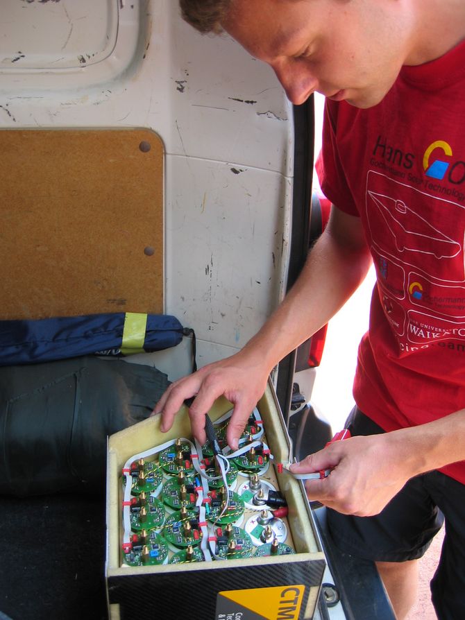 Die gelb-schwarzen Schnüre stellen die Versiegelung der Batterien dar. Benjamin Haase montiert das Überwachunssystem wieder Die gelb-schwarzen Schnüre stellen die Versiegelung der Batterien dar. Benjamin Haase montiert das Überwachunssystem wieder