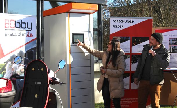 Alice Büyüktunca and Hermann Straßberger explain how to operate the battery charging station