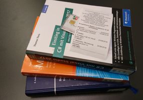 Bücherstapel mit Bibliotheksausweis