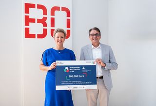 Wissenschaftsministerin Ina Brandes überreicht Markus Hinsenkamp Förderbescheid