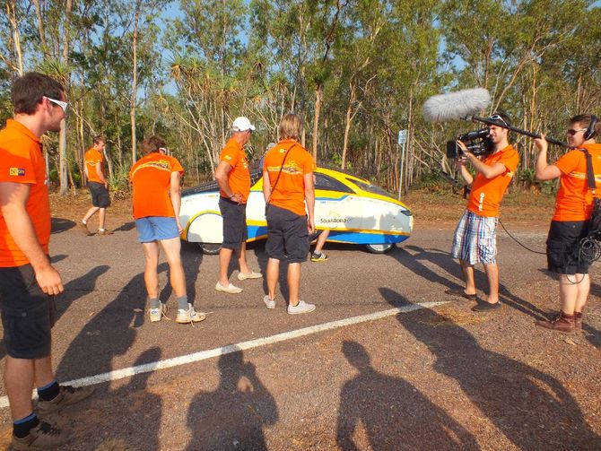 Unverholene Bewunderung des NUON-Teams  für SolarWorld GT Buschfeuer: Buschfeuer bei Darwin