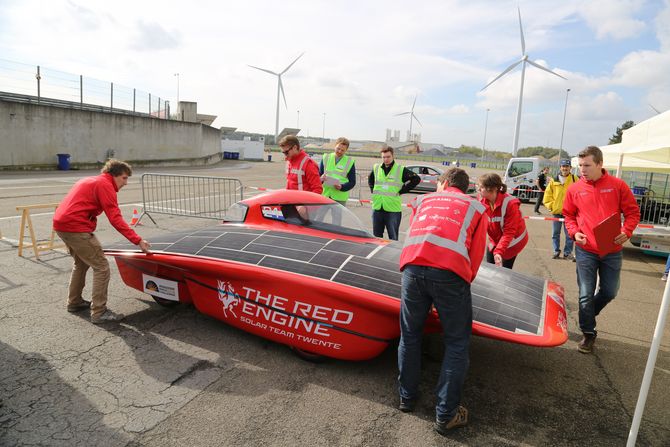 Die Herren in den gelben Westen sind ehemalige Solarcar-Studenten aus Bochum