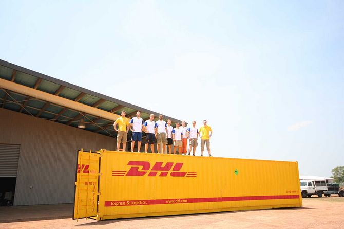 Das Team auf dem DHL Container