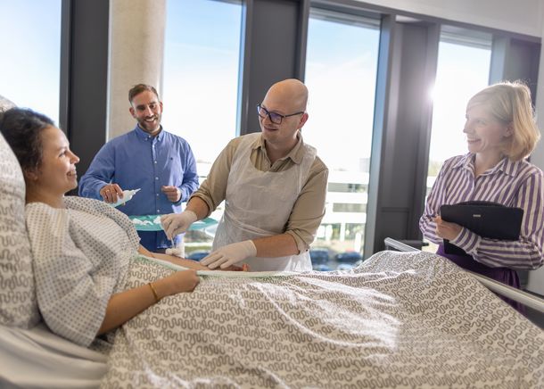 Das Bild zeigt eine Lehrsituation in einem Skills Lab am Gesundheitscampus.