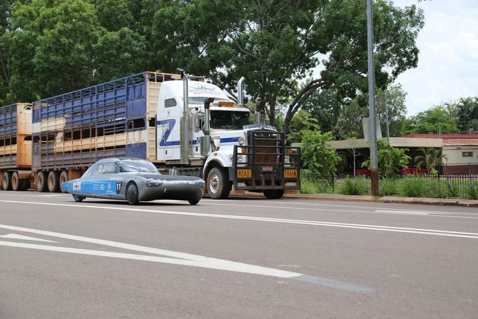 Vorbei am ersten Roadtrain