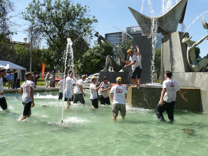 Party im Brunnen