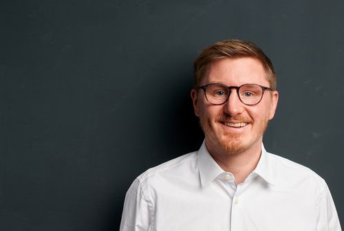 Brill steht nicht mittig, nicht neben sich