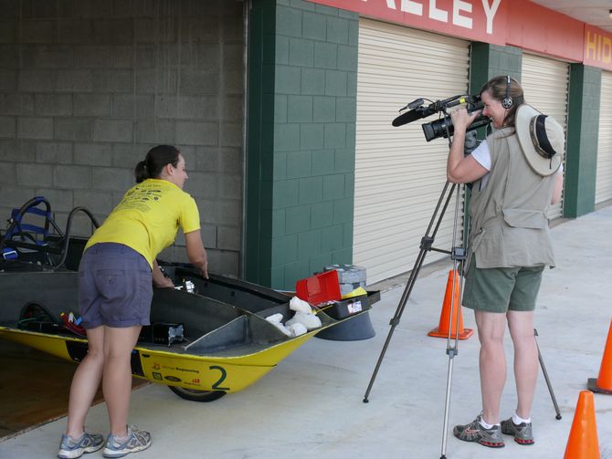 Eine Mechanikerin aus Michigan beim Interview