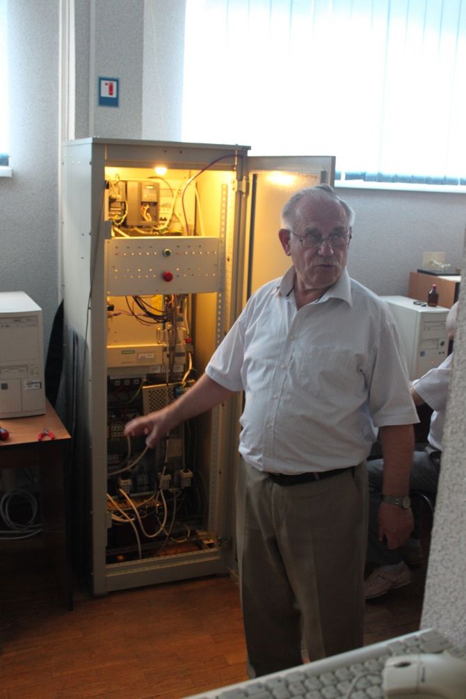 Professor Kalaschnikov präsentiert eine Prüfanlage für Wechselrichter