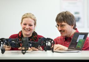 Gruppenarbeit an einem Robotik-Projekt in der Angewandten Informatik
