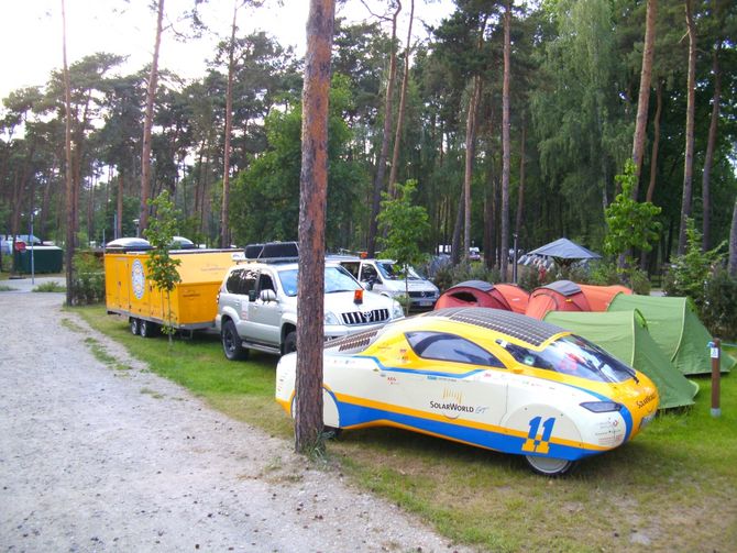 Zeltlager inklusive Fuhrpark auf dem Campingplatz