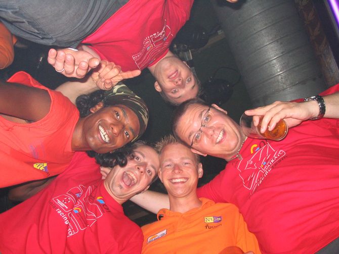 Party mit den Teams von Nuon, dem Raedthuys Solar Team aus Twente und dem belgischen Umicore Team