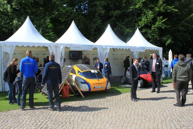 Der Stand des SolarCar-Teams im Park von Schloss Bellevue