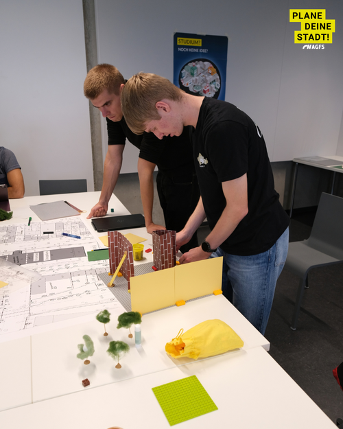 Auf dem Foto sieht man Teilnehmer:innen des Workshops.