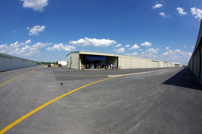 Hangar mit extrem Weitwinkel