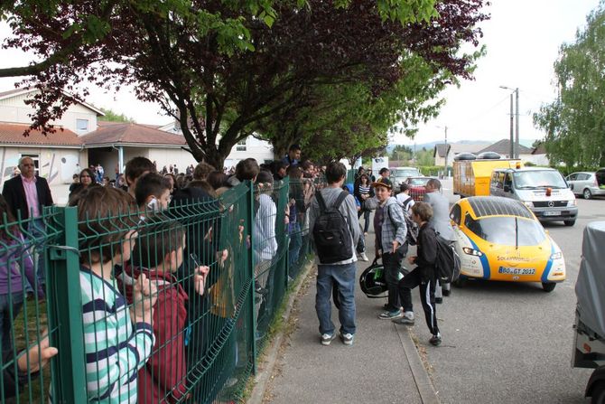 Die Kinder dieser Schule wollen alle einmal den Solarrenner sehen