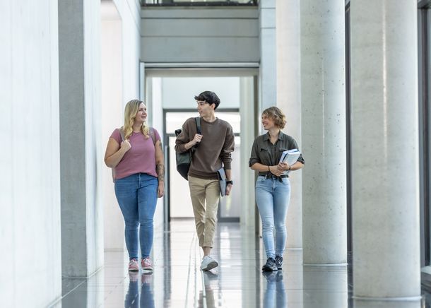 Studierende der HS Bochum unterhalten sich beim Gang durch die Hochschule.