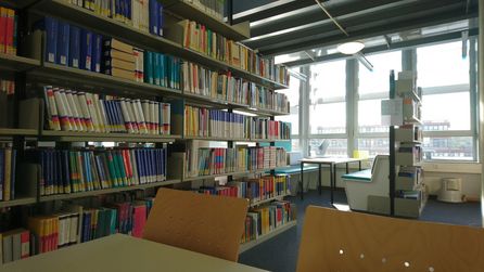 Fachbibliothek Wirtschaft: Blick aus den Regalen zu den Arbeitsplätzen